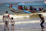 Sejumlah wisatawan menikmati permainan ATV (all terrain vehicle) di pesisir Pantai Gemah, Tulungagung, Jawa Timur, Kamis (21/9). Pantai Gemah merupakan destinasi wisata baru yang mendadak populer sejak dua tahun terakhir, dampak terbukanya akses masuk melalui jalur lingkar selatan hingga kawasan pantai selatan ini di Desa Keboireng, Kecamatan Besuki, Tulungagung. Antara Jatim/Destyan Sujarwoko/mas/17.
