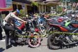 Polisi memeriksa sepeda motor yang terjaring operasi Pengamanan Aman Suro 2017 di halaman Polres Kota Madiun, Jawa Timur, Jumat (22/9). Polres Kota Madiun menilang 150 sepeda motor dan menahan 80 sepeda motor milik para pesilat karena melakukan pelanggaran mengendarai sepeda motor saat melakukan ziarah ke makam pendiri dan sesepuh perguruan silat di Kota Madiun. Sesuai kesepakatan, seluruh anggota dua perguruan silat, Persaudaraan Setia Hati Terate (PSHT) dan Persaudaraan Setia Hati Tunas Muda (PSHTM) Wonongo yang melakukan kegiatan selama bulan Suro di Madiun dilarang mengendarai sepeda motor. Antara Jatim/Siswowidodo/mas/17.