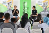 Triatlit Nasional Andy Wibowo (kiri) memberikan tips kepada komunitas triathlon saat acara Community Gathering and Coaching Clinic Road to Herbalife Bali International Triathlon 2017 di Surabaya, Jawa Timur, Sabtu (23/9). Herbalife Bali International Triathlon 2017 yang akan digelar pada 15 Oktober 2017 di Sanur, Bali itu diikuti 2.000 peserta dari dalam dan luar negeri dengan  melombakan kategori Sprint, Olympic dan 5K Fun Run. Antara Jatim/Didik Suhartono/mas/17