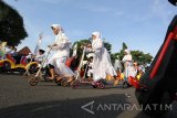 Sejumlah anak bermain sepeda pada acara Festival Anak Yatim di Pendopo Banyuwangi, Jawa Timur, Sabtu (23/9). Festival yang melibatkan 1.250 anak yatim tersebut, digelar sebagai bentuk memuliakan dan membahagiakan anak yatim dengan berdoa, bermain dan belajar. Antara Jatim/Budi Candra Setya/mas/17.