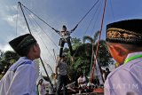 Sejumlah anak bermain trampolin pada acara Festival Anak Yatim di Pendopo Banyuwangi, Jawa Timur, Sabtu (23/9). Festival yang melibatkan 1.250 anak yatim tersebut, digelar sebagai bentuk memuliakan dan membahagiakan anak yatim dengan berdoa, bermain dan belajar. Antara Jatim/Budi Candra Setya/mas/17.