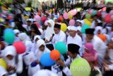 Ribuan anak yatim menggelar doa bersama pada acara Festival Anak Yatim di Pendopo Banyuwangi, Jawa Timur, Sabtu (23/9). Festival yang melibatkan 1.250 anak yatim tersebut, digelar sebagai bentuk memuliakan dan membahagiakan anak yatim dengan berdoa, bermain dan belajar. Antara Jatim/Budi Candra Setya/mas/17.