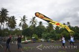 Sejumlah peserta berusaha menerbangkan layang-layang berbentuk Garuda Pancasila ketika mengikuti PLN Kite Festival 2017 di Pantai Cacalan Banyuwangi, Jawa Timur, Sabtu (23/9). Festival yang diadakan kedua kalinya oleh PLN Distribusi Jawa Timur merupakan 