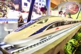 Pengunjung saat melihat miniatur kereta cepat PT Kereta Cepat Indonesia China (KCIC) pada stan Pameran Indonesia Business and Development (IBD) 2017 di Senayan, Jakarta. Pembebasan lahan proyek kereta api cepat baru mencapai 54,5 persen dan selesai tiga bulan mendatang seiring diterbitkannya penetapan lokasi (penlok) dari Pemerintah Provinsi DKI Jakarta dan Pemerintah Provinsi Jawa Barat. (ANTARA FOTO/Bernadeta Victoria).