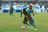 Pemain Persela, Edy Gunawan (kanan), berusaha merebut bola dari kaki pemain  PS TNI, Abduh Lestaluhu (kiri) dalam pertandingan pekan ke-25 Liga 1 di Stadion Surajaya Lamongan, Jawa Timur, Jumat (22/9). Persela berhasil mengalahkan PS TNI dengan skor tipis 1-0. Antara Jatim/Syaiful Arif/mas/17