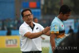 Pelatih Persela, Aji Santoso, setelah pertandingan pekan ke-25 Liga 1 melawan PS TNI di Stadion Surajaya Lamongan, Jawa Timur, Jumat (22/9). Persela berhasil menang tipis atas PS TNI dengan skor 1-0. Antara Jatim/Syaiful Arif/mas/17