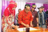 Menteri Pemberdayaan Perempuan dan Perlindungan Anak Yohana Yembise (kedua kiri) bersama Bupati Jember Faida (kiri) menandatangani naskah deklarasi Pemkab Jember menuju Kabupaten Jember Layak Anak di Desa/Kecamatan Ledokombo, Kabupaten Jember, Sabtu (23/9). Deklarasi Jember menuju Kabupaten Layak Anak diluncurkan dalam Festival Egrang VIII yang digagas oleh Komunitas Tanoker Ledokombo. Antara Jatim/Zumrotun Solichah/mas/17.