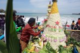 Tokoh adat menyiapkan gunungan sesaji berisi hasil bumi saat upacara tradisi larung di Pantai Serang, Blitar, Jawa Timur, Sabtu (23/9). Tradisi melarung sesaji ke laut di awal bulan Suro (Muharam pada Penanggalan Jawa) tersebut merupakan wujud rasa syukur masyarakat pesisir pantai selatan jawa atas hasil bumi yang diperoleh selama setahun, sekaligus berharap agar hasil di tahun yang akan datang semakin meningkat. Antara Jatim/Irfan Anshori/mas/17.