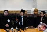 Wakil Presiden RI M. Jusuf Kalla (tengah) didampingi Menko PMK Puan Maharani (kiri) dan Menlu Retno Marsudi (kanan) saat memberikan keterangan Pers seusai menyampaikan pidato pada sesi Debat Umum Sidang Majelis Umum PBB ke-72 di New York, Amerika Serikat, Kamis (21/9/17). Beberapa isu yang menjadi perhatian Indonesia pada Sidang Majelis Umum PBB tahun ini, antara lain mengenai perdamaian dan keamanan internasional, pembangunan berkelanjutan, kemajuan HAM dan reformasi PBB. (ANTARA FOTO/Aditya Wicaksono).