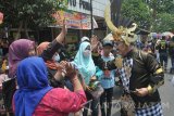 Salah satu peserta pawai menyapa warga saat mengikuti Pawai Budaya di Jombang, Jawa Timur, Sabtu (23/9). Pawai Budaya tersebut diikuti 72 peserta dalam rangkah peringatan HUT Kemerdekaan RI ke-72. Peserta dan penonton harus menahan teriknya matahari, karena adanya fenomena equinox. Antara Jatim/Syaiful Arif/mas/17.