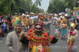 Peserta pawai budaya di Jombang, Jawa Timur, Sabtu (23/9). Pawai Budaya tersebut diikuti 72 peserta dalam rangkah peringatan HUT Kemerdekaan RI ke-72. Peserta dan penonton harus menahan teriknya matahari, karena adanya fenomena equinox. Antara Jatim/Syaiful Arif/mas/17.