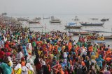 Ribuan peserta memungut sampah di sekitar Pantai Kenjeran Surabaya, Jawa Timur, Minggu (24/9). Kegiatan bersih-bersih Pantai Kenjeran tersebut merupakan bagian dari Gerakan Sekolah Peduli Lingkungan Hidup dan kampanye 'Clean Up The World'. Antara Jatim/Moch Asim/17