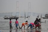 Berbekal karung plastik, para peserta memunguti sampah secara bergotong royong demi menjaga kebersihan lingkungan. Antara Jatim/Moch Asim/17.