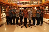 Alumni Program Studi Perencanaan Wilayah dan Kota Institut Teknologi Indonesia (Prodi PWK-ITI) berfoto dengan Presiden RI ketiga periode 1998-1999, BJ Habibie yang juga pendiri ITI. 