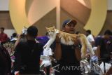 eorang peserta menggendong kucingnya bergegas ketika mengikuti lomba kucing internasional 'The Real Internastional Cat Show' di Tunjungan Plasa Surabaya, Jawa Timur, Minggu (24/9). Lomba kucing bertajuk 