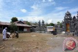 Sejumlah warga membersihkan sampah di Pura Puseh dengan Desa Tinyar, Karangasem, Bali, Minggu (24/9). Sejumlah warga di Desa Tianyar yang termasuk dalam zona berbahaya mengungsi karena status Gunung Agung sudah meningkat menjadi awas serta daerah berbahaya dalam radius 12 km tidak boleh ada aktivitas. ANTARA FOTO/Wira Suryantala/wdy/2017.