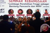 Kapolri Jenderal Pol Tito Karnavian (kedua kiri) berbincang dengan Menteri Agama Lukman Hakim Saifuddin (ketiga kiri), Tokoh Agama Buya Syafii Maarif (kiri) dan Kepala Unit Kerja Pemantapan Ideologi Pancasila (UKP-PIP) Yudi Latif (keempat kiri) saat pembukaan aksi kebangsaan perguruan tinggi melawan radikalisme di Nusa Dua, Bali, Senin (25/9). Kegiatan yang berlangsung selama dua hari tersebut diikuti oleh 4.000 perguruan tinggi se-Indonesia itu untuk mencari solusi dan merumuskan langkah yang harus ditempuh menghadapi berkembangnya paham radikalisme yang semakin mengancam bangsa. ANTARA FOTO/Wira Suryantala/wdy/2017.