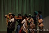 Sejumlah pemain dari Ludruk Irama Budaya Surabaya memainkan lakon 'Cak Durasim Sang Pahlawan' saat Festival Ludruk 2017 di Gedung Kesenian Cak Durasim, Surabaya, Jawa Timur, Senin (25/9). Festival Ludruk 2017 yang berlangsung pada 25-27 September tersebut diikuti oleh 15 kelompok kesenian ludruk se-Jawa Timur guna melestarikan dan memasyarakatkan kembali kesenian ludruk. Antara Jatim/Moch Asim/17.