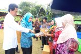 Bupati Tanah Laut H. Bambang Alamsyah dan Ketua Tim Penggerak PKK Tanah Laut Hj. Arry Suryandini menyerahkan hadiah kepada para pemenang lomba, di Desa Tebing Siring, Kecamatan Bajuin, Jumat (22/9). Foto:Antaranews Kalsel/Arianto/G.