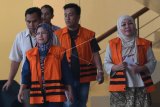 Para tersangka, Hakim (nonaktif) Pengadilan Negeri Tipikor Bengkulu Dewi Suryana (kiri), PNS lingkungan Pemkot Bengkulu Syuhadatul Islamy (tengah), dan Panitera Pengganti (nonaktif) PN Bengkulu Hendra Kurniawan (kanan) berjalan keluar seusai menjalani pemeriksaan di gedung KPK, Jakarta, Senin (25/9).

Ketiganya diperiksa sebagai tersangka kasus suap putusan perkara korupsi dana kegiatan rutin APBD tahun anggaran 2013-2014 Kota Bengkulu di Pengadilan Tipikor Bengkulu. (Foto Antara)