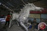 Seniman patung, Purwanto, menyelesaikan pembuatan patung kuda di studio Yos Art Sculpture di Sewon, Bantul, DI Yogyakarta, Senin (25/9). Karya seni patung yang dibuat dengan bahan alumunium dan perunggu itu dijual seharga Rp100 juta hingga Rp1,4 miliar tergantung bentuk dan ukuran. ANTARA FOTO/Hendra Nurdiyansyah/wdy/2017.