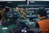 Menteri Perindustrian Airlangga Hartanto (kedua kanan) meninjau proses pembuatan Sepatu di Lebo, Sidoarjo, Jawa Timur, Senin (25/9). Menteri Perindustrian melakukan kunjungan kerja di sejumlah tempat di sidoarjo, termasuk melihat secara langsung proses produksi sepatu berkualitas kelas dunia. Antara Jatim/Umarul Faruq/uma/17