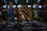 Menteri Perindustrian Airlangga Hartanto (ketiga kanan) meninjau proses pembuatan Sepatu di Lebo, Sidoarjo, Jawa Timur, Senin (25/9). Menteri Perindustrian melakukan kunjungan kerja di sejumlah tempat di sidoarjo, termasuk melihat secara langsung proses produksi sepatu berkualitas kelas dunia. Antara Jatim/Umarul Faruq/uma/17