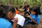 Kampoeng Baca Taman Rimba (Batara) memberikan pendidikan alternatif untuk Anak-anak dengan menyajikan bentuk pendidikan yang lebih humanis, terletak di ujung barat laut Kota Banyuwangi, Desa Papring, Kecamatan Kalipuro. Antara Jatim/Budi Candra Setya/uma/17.