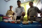 Penyidik menunjukkan sample makanan yang diduga menjadi penyebab keracunan massal di Blitar, Jwa Timur, Senin (25/9). Sebanyak 24 siswa SDN Krisik 03 dilarikan ke Puskesmas setempat untuk mendapatkan perawatan medis akibat diduga mengalami gejala keracunan makanan jenis Cilok. Antara JatimO/Irfan Anshori/uma/17