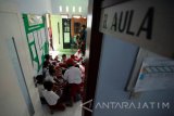 Sejumlah siswa korban keracunan makanan saat menjalani proses observasi di ruang aula Puskesmas Gandusari, Blitar, Jawa Timur, Senin (25/9). Sebanyak 24 siswa SDN Krisik 03 dilarikan ke Puskesmas setempat untuk mendapatkan perawatan medis akibat diduga mengalami gejala keracunan makanan jenis Cilok. Antara Jatim/Irfan Anshori/uma/17