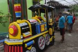 Pekerja industri mainan anak-anak mempersiapkan kereta mini mainan untuk diekspor ke Singapura di Mojopurno, Wungu, Kabupaten Madiun, Jawa Timur, Selasa (26/9). Satu set kereta mini mainan seharga Rp51 juta yang diproduksi industri mainan anak-anak tersebut merupakan ekspor perdana ke Singapura setelah sebelumnya kereta mini sejenis sudah menembus Malaysia. Antara Jatim/Siswowidodo/uma/17