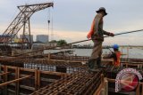 Pekerja melakukan proses pembangunan "shorebase" Pelabuhan Belawan milik PT Pelindo I, di Medan, Sumatera Utara, Selasa (26/9). Pembangunan shorebase seluas 10.000 meter tersebut, guna meningkatkan pelayanan PT Pelindo I dibidang kepelabuhanan. ANTARA SUMUT/Irsan Mulyadi/17