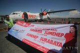 Petugas menyiapkan spanduk di samping pesawat ATR 72-600 saat pembukaan penerbangan perdana Wings Air Surabaya-Sumenep di Bandara Internasional Juanda Surabaya di Sidoarjo, Jawa Timur, Rabu (27/9). Maskapai Wings Air membuka rute baru untuk penerbangan dari Bandara Internasional Juanda Surabaya di Sidoarjo menuju Bandara Trunojoyo, Sumenep atau sebaliknya guna membuka konektivitas daerah di seluruh Indonesia untuk kemandirian ekonomi. Antara Jatim/Moch Asim/17.