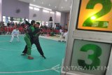 Dua pesilat berlaga dalam Kejuaraan Pencak Silat  'Sumenep Open Pencak Silat Championship 2017' (SOPSC) di Gedung Korpri Sumenep, Jawa Timur, Rabu  (27/9). Kejuaran yang memperebutkan Piala Menpora itu diikuti sekitar seribu pesilat dari berbagai daerah. Antara Jatim/Saiful Bahri/mas/17.