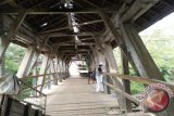 Jembatan Bakubung, inilah salah satu jembatan bakubung terbuat dari kayu ulin yang dibangun sejak zaman Belanda, dan masih kokoh berdiri di Kota Ampah, Barito Timur, Kalimantan Tengah, yang dijumpai saat tim Ekspedisi Susur Sungai Masyarakat Peduli Sungai (Melingai) 2017. Antaranews Kalsel/Hasan Z.