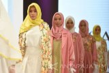 Sejumlah model membawakan busana rancangan Saffana  dalam gelaran Ciputra World Fashion Week 2017 di Ciputra World Surabaya, Jawa Timur, Rabu (27/9). Gelaran fesyen tersebut diikuti sekitar 20 perancang busana pemula bahkan papan atas tanah air dengan tema 'Arcadia'. Antara Jatim/M Risyal Hidayat/mas/17.