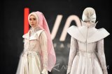 Sejumlah model membawakan busana rancangan Elva Fauqo  dalam gelaran Ciputra World Fashion Week 2017 di Ciputra World Surabaya, Jawa Timur, Rabu (27/9). Gelaran fesyen tersebut diikuti sekitar 20 perancang busana pemula bahkan papan atas tanah air dengan tema 'Arcadia'. Antara Jatim/M Risyal Hidayat/mas/17.