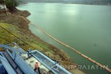 Petugas memantau elevasi air Waduk Wonorejo, Tulungagung, Jawa Timur, Rabu (27/9). Selama kemarau, cadangan air waduk pengendali banjir, irigasi serta pembangkit listrik tenaga  air (PLTA) di kaki Gunung Wilis itu menyusut hingga batas elevasi 167,40 meter atau tersedia sekitar 56 juta meter kubik dari total batas kapasitas tampung (penuh) sekitar 106 juta meter kubik pada kondisi penghujan. Antara Jatim/Destyan Sujarwoko/mas/17.