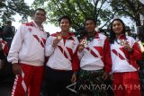 Atlet Sea Games, (dari kiri ke kanan), Supriyono (menembak), Elga Kharisma (balap BMX),  Atjong Tiop Purwanto (atletik) dan Crismonita Dwi Putri (balap sepeda) mengangkat medali yang diraihnya dalam Kirab Apresiasi Atlet Sea Games di Malang, Jawa Timur, Kamis (28/9). Kirab tersebut diadakan untuk menghargai perjuangan para atlet asal Kota Malang dalam even Sea Games di Malaysia. Antara Jatim/Ari Bowo Sucipto/mas/17.