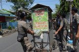 Petugas Satuan Polisi Pamong Praja (Satpol PP) mengangkut gerobak milik Pedagang Kaki Lima (PKL) untuk diamankan sebagai barang bukti saat melakukan penertiban di Kota Madiun, Jawa Timur, Rabu (27/9). Satpol PP Kota Madiun melakukan penertiban kepada para PKL yang melakukan pelanggaran aturan, terutama berjualan mulai pagi di kawasan yang seharusnya berjualan mulai pukul 12.00. Antara Jatim/Siswowidodo/mas/17.