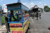 Petugas Satuan Polisi Pamong Praja (Satpol PP) mengangkut gerobak milik Pedagang Kaki Lima (PKL) untuk diamankan sebagai barang bukti saat melakukan penertiban di Kota Madiun, Jawa Timur, Rabu (27/9). Satpol PP Kota Madiun melakukan penertiban kepada para PKL yang melakukan pelanggaran aturan, terutama berjualan mulai pagi di kawasan yang seharusnya berjualan mulai pukul 12.00. Antara Jatim//Siswowidodo/mas/17.