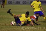 Pesepak bola Persegres Gresik United Syahrul Mustofa (kiri) berebut bola dengan pesepak bola Madura United FC Engelberd Sani (tengah) dalam lanjutan Gojek Traveloka Liga 1 di Stadion Petrokimia Gresik, Jawa Timur, Selasa (26/9). Persegres Gresik United dikalahkan Madura United FC dengan skor 0-3. Antara Jatim/M Risyal Hidayat/mas/17.