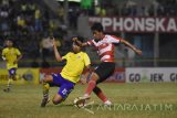 Pesepak bola Persegres Gresik United HUsni Mubarok (kiri) berebut bola dengan pesepak bola Madura United FC Bayu Gatra Sanggi Awan (kanan) dalam lanjutan Gojek Traveloka Liga 1 di Stadion Petrokimia Gresik, Jawa Timur, Selasa (26/9). Persegres Gresik United dikalahkan Madura United FC dengan skor 0-3. Antara Jatim/M Risyal Hidayat/mas/17.