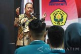 Menristekdikti Mohammad Nasir memberikan sambutan dalam acara Deklarasi Anti Radikalisme yang dihadiri 33 BEM/Ormawa Perguruan Tinggi Negeri (PTN) dan Perguruan Tinggi Swasta di wilayah Eks Keresidenan Besuki Raya di Kampus Universitas Jember, Jawa Timur, Rabu (27/9). Kemenristekdikiti akan menjaga kampus agar terhindar dari paham  radikalisme. Antara Jatim/Zumrotun Solichah/mas/17.