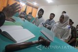 Majelis Hakim mengajukan pertanyaan kepada salah satu pemohon dan saksinya saat mengikuti Sidang Isbat Nikah massal di Surabaya, Jawa Timur, Kamis (28/9). Sidang Isbat Nikah yang diikuti oleh 54 pasangan suami isteri yang telah menikah siri tersebut guna mendapatkan surat nikah sebagai salah satu syarat pembuatan Kartu Keluarga (KK) dan mendapatkan pelayanan pemerintah. Antara Jatim/Moch Asim/17.