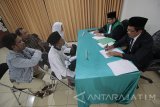 Majelis Hakim mengajukan pertanyaan kepada salah satu pemohon dan saksinya saat mengikuti Sidang Isbat Nikah massal di Surabaya, Jawa Timur, Kamis (28/9). Sidang Isbat Nikah yang diikuti oleh 54 pasangan suami isteri yang telah menikah siri tersebut guna mendapatkan surat nikah sebagai salah satu syarat pembuatan Kartu Keluarga (KK) dan mendapatkan pelayanan pemerintah. Antara Jatim/Moch Asim/17.