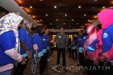 Trainer Eksternal BCA Aes William Wagen memberikan pelatihan saat  workshop standar layanan bagi pengurus Desa Wisata Taman Sari,di Banyuwangi, Jawa Timur, Kamis (28/9). Gelaran workshop tersebut, bertujuan menyusun standarisasi layanan yang menjadi acuan bagi seluruh pengurus Desa Wisata agar memiliki mutu yang sesuai dengan standar BCA. Antara Jatim/Budi Candra Setya/mas/17.