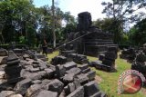 Seorang pengunjung berada di komplek bangunan Candi Lawang di Gedangan, Cepogo, Boyolali, Jawa Tengah, Jumat (29/9). Candi Lawang yang diperkirakan dibangun pada abad IX-X Masehi tersebut dapat menjadi salah satu destinasi wisata sejarah tentang masa kejayaan agama Hindu Saiwa di Indonesia. ANTARA FOTO/Aloysius Jarot Nugroho/wdy/2017.