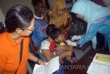 Perwakilan Lembaga Kesehatan Dunia (WHO) dr Carol Tevi (kedua kiri) dan UNICEF Xiaojun Wang (kiri) melakukan monitoring pelaksanaan imunisasi campak dan rubela (measles and rubella/MR) di Puskesmas Beji, Tulungagung, Jawa Timur, Kamis (28/9). Menjelang berakhirnya program imunisasi MR pada 30 September 2017, jumlah anak usia 9 bulan hingga 15 tahun di 38 kabupaten/kota se-Jatim yang belum terimunisasi MR hingga 26 September tercatat mencapai sekitar 120 ribu jiwa dari total target 8.468.640 jiwa, dan lima kabupaten di antaranya belum memenuhi target sasaran 95 persen, yakni  Kabupaten Lumajang (77 persen), Sumenep (89 persen), Bangkalan (89 persen), Pamekasan (90 persen) dan Kota Batu (92 persen). Antara Jatim/Destyan Sujarwoko/mas/17.