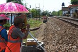 Petugas menggunakan total station melakukan pengukuran lahan di sekitar jalur Kereta Api (KA) Madiun, Jawa Timur, Sabtu (30/9). Menurut petugas, pengukuran lahan tersebut terkait rencana pembangunan jalur ganda KA di kawasan tersebut yang direncakan dimulai dalam tahun ini. Antara Jatim/Siswowidodo/mas/17.